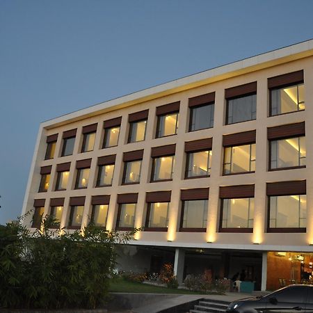 Pride Biznotel Alkapuri Ajod Exterior foto